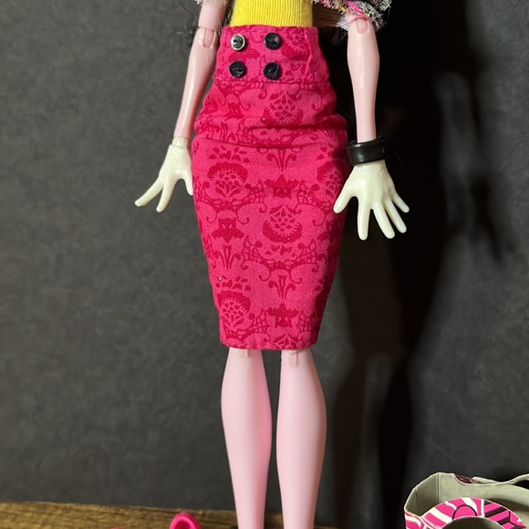 Mattel Monster High I Love Shoes Draculaura Doll with Shoe Collection - Picture 3 of 10